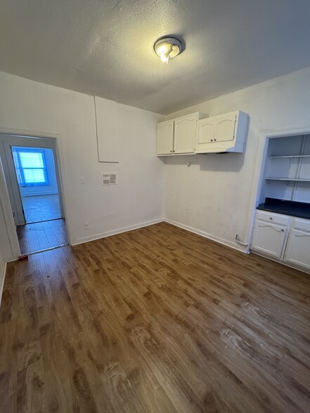 Building Photo - 256 W Florence Ave