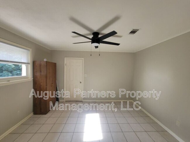 Building Photo - 225 Pecan Dr
