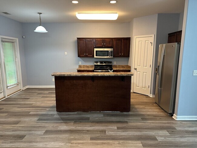 Building Photo - 250 Summer Hill Way