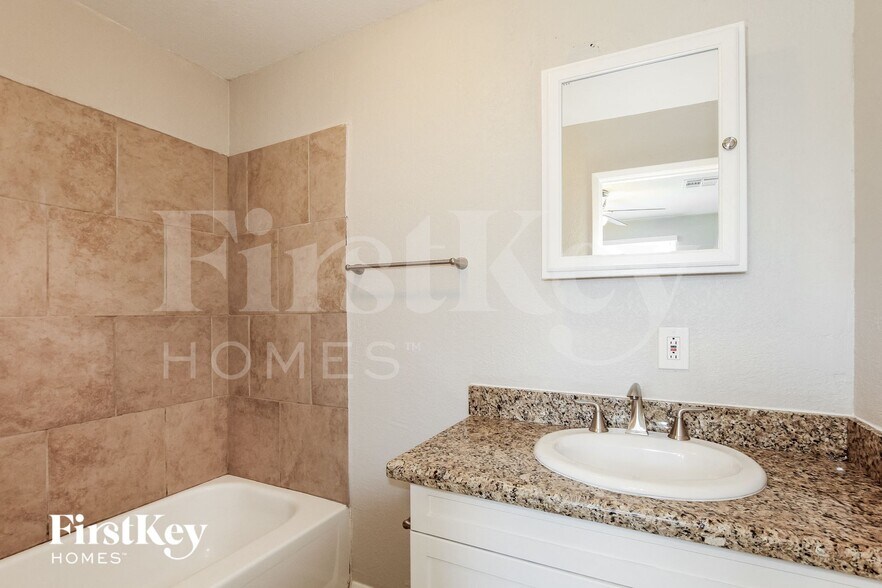 Building Photo - 4138 E Bluefield Ave