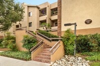 Building Photo - Updated 2 Bedroom/ 2 Bath Condo In The Hea...