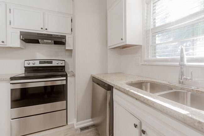 Building Photo - 609 Marguerite Dr NW