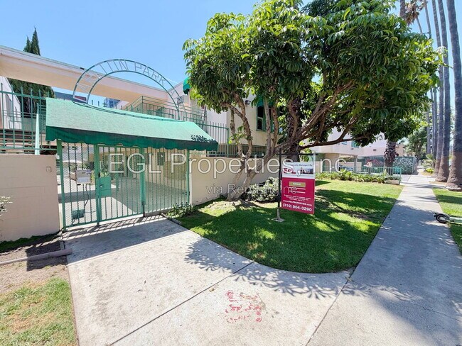 Building Photo - 1555 N Bronson Ave