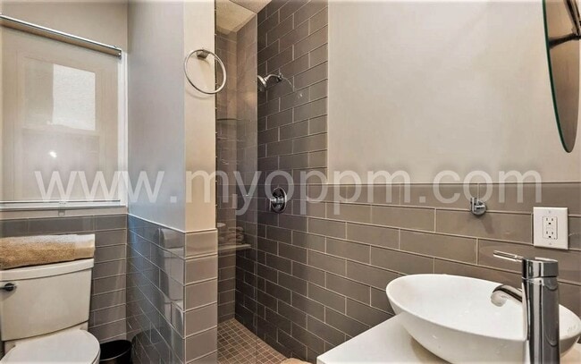 Building Photo - Stunning 5 Bedroom / 2 Bathroom Home | Han...