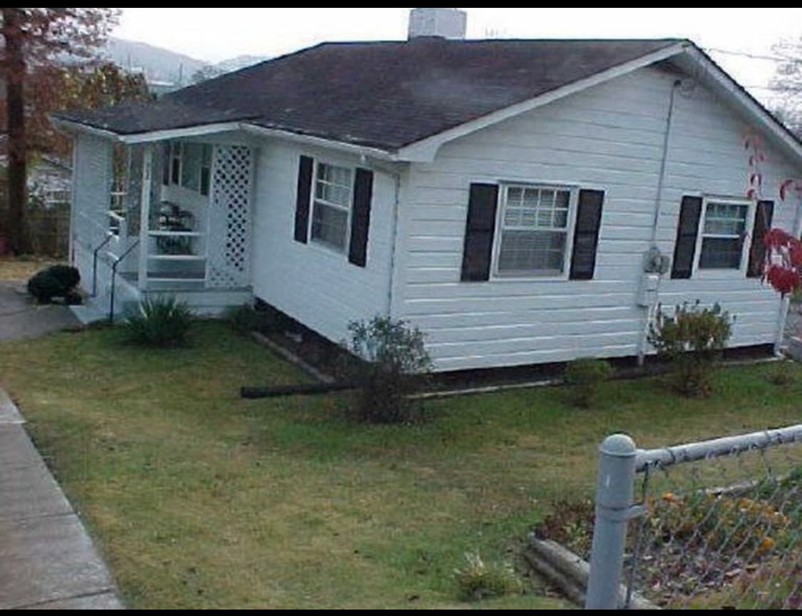 Building Photo - 208 E Tennessee Ave