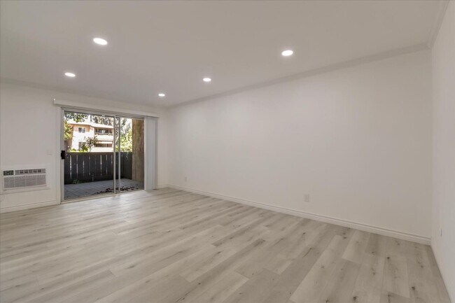 Building Photo - 9175 Campina Dr