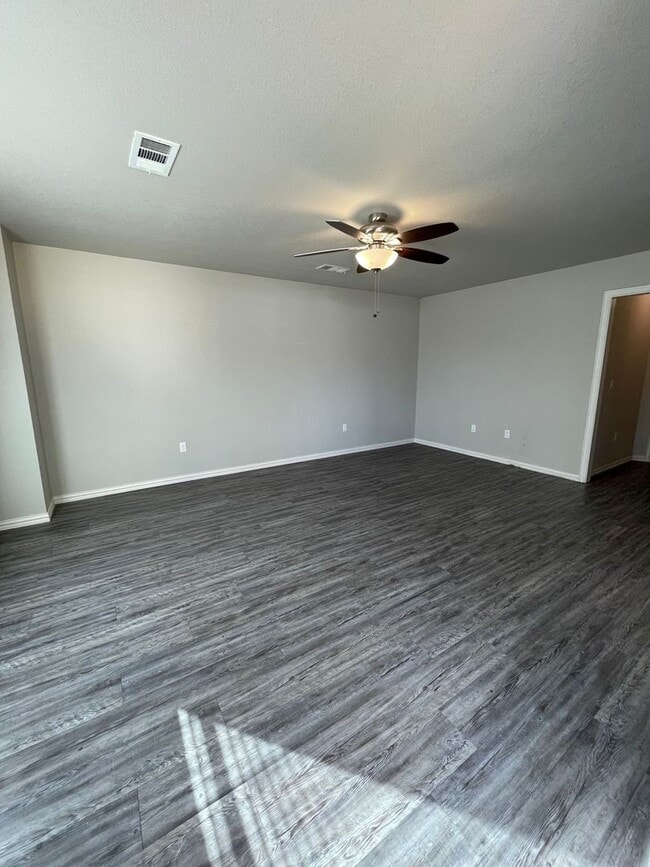 Building Photo - Close to school/ Granite countertop