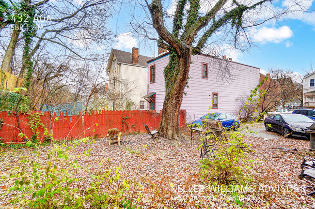 Building Photo - Spacious 5 BR house with amazing parking