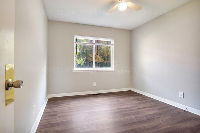 Building Photo - 2425 Lindsay Ave