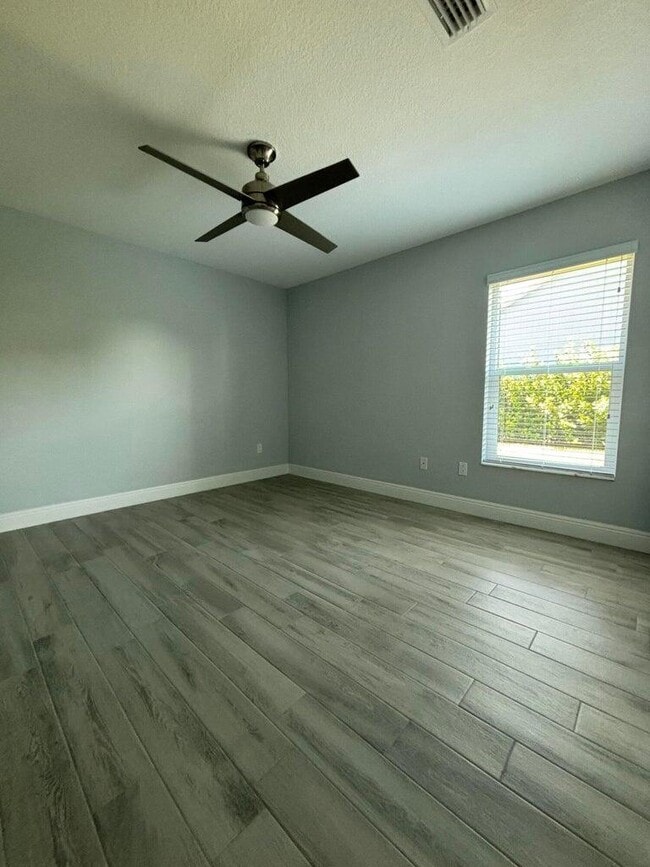 Building Photo - 2501 SE Mariposa Ave