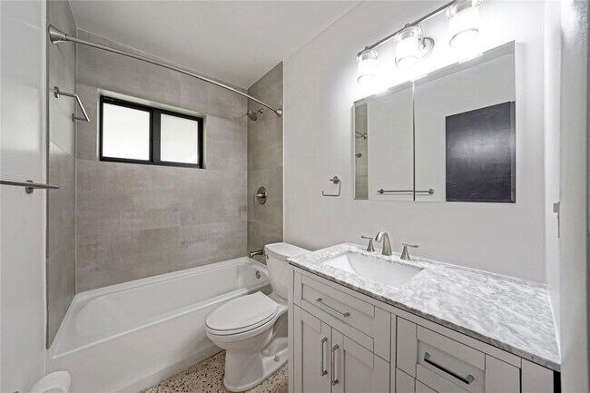 Building Photo - Southeast 9th Court, Hialeah, FL 33010 - 3 BR 2 BA house