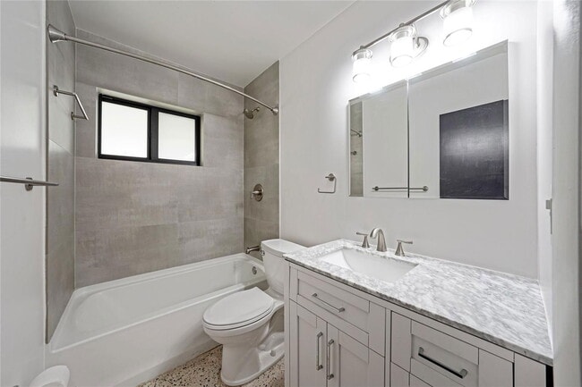 Building Photo - Southeast 9th Court, Hialeah, FL 33010 - 3...
