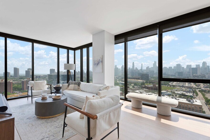 Building Photo - 901 W Blackhawk St