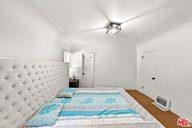 Building Photo - 3871 Roxton Ave