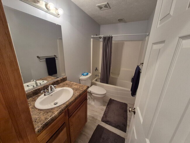 Building Photo - Townhome overlooking Park w/ Laundry & Att...