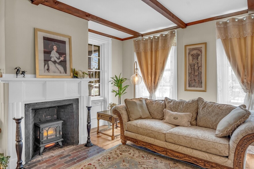 Lining room, 1st floor - 205 Main St