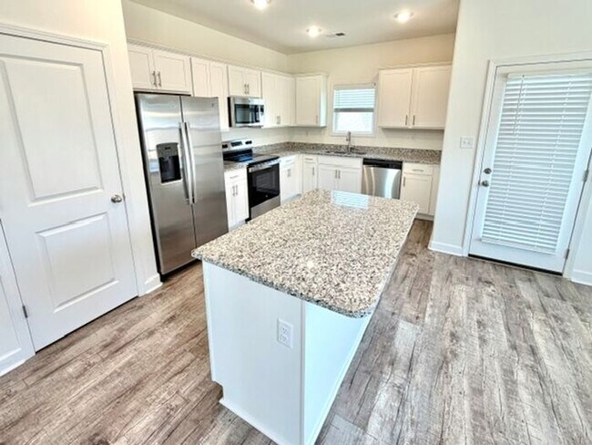Building Photo - Now Leasing a 4-bedroom 25 bath home in Oakland.