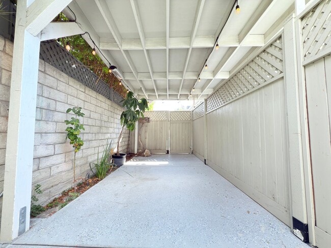 Building Photo - Wonderful 1 Bed + 1 Bath ADU