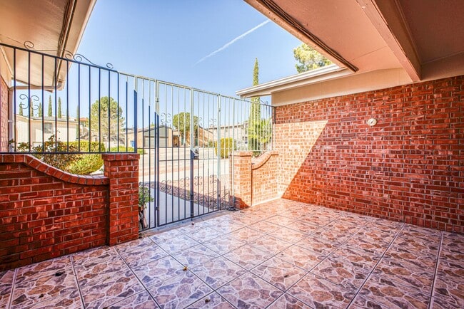 Building Photo - Beautiful House with 4 bed - 2 baths - office & covered big Jacuzzi