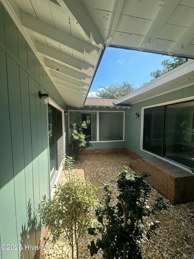 Building Photo - 106 Lake Dr