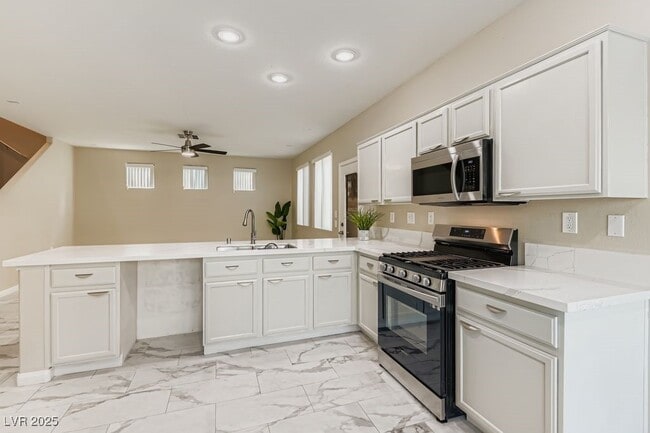 Building Photo - 9519 W Wooded Heights Ave