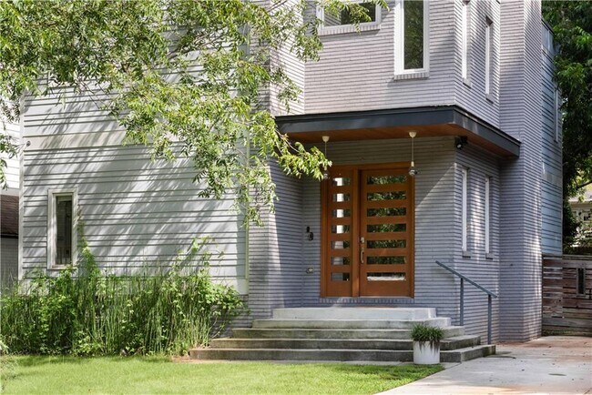 Building Photo - 1124 Hawthorne St NE