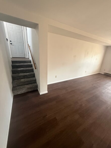 Building Photo - 261 Main St