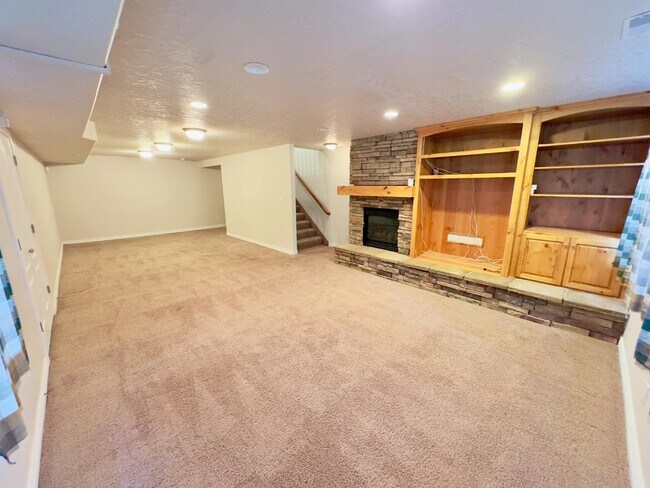 Building Photo - 207 S 50 W