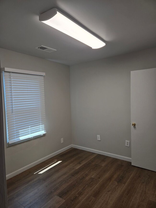 Building Photo - Charming & Conveniently located 3 bedroom home, 1.5 bath in 38134!