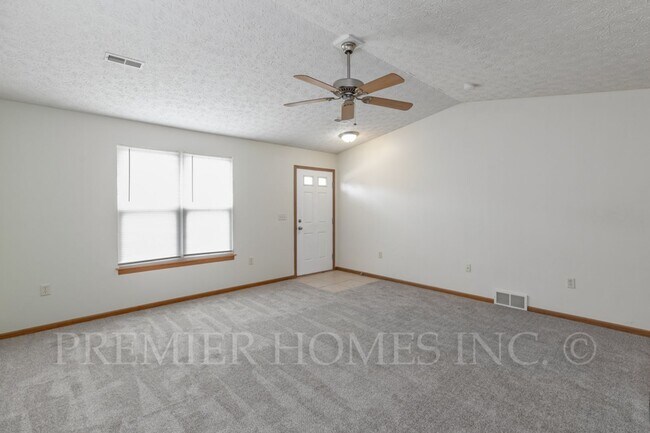 Building Photo - 92-92 Meadow Wood Dr