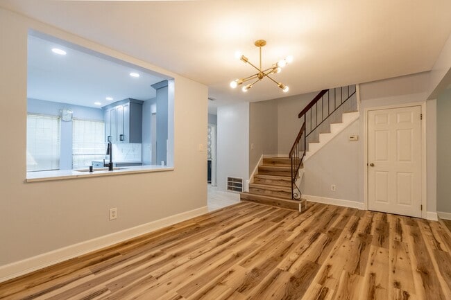 Building Photo - 3 bed 2.5 bath