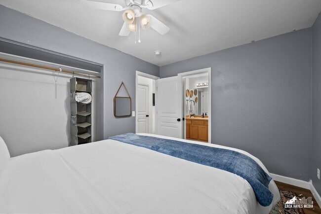Building Photo - Townhouse — Beautiful 3-Bed / 2-Bath, 2-St...
