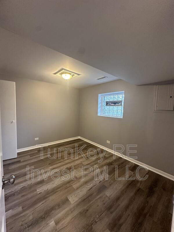 Building Photo - 923 W 187th St