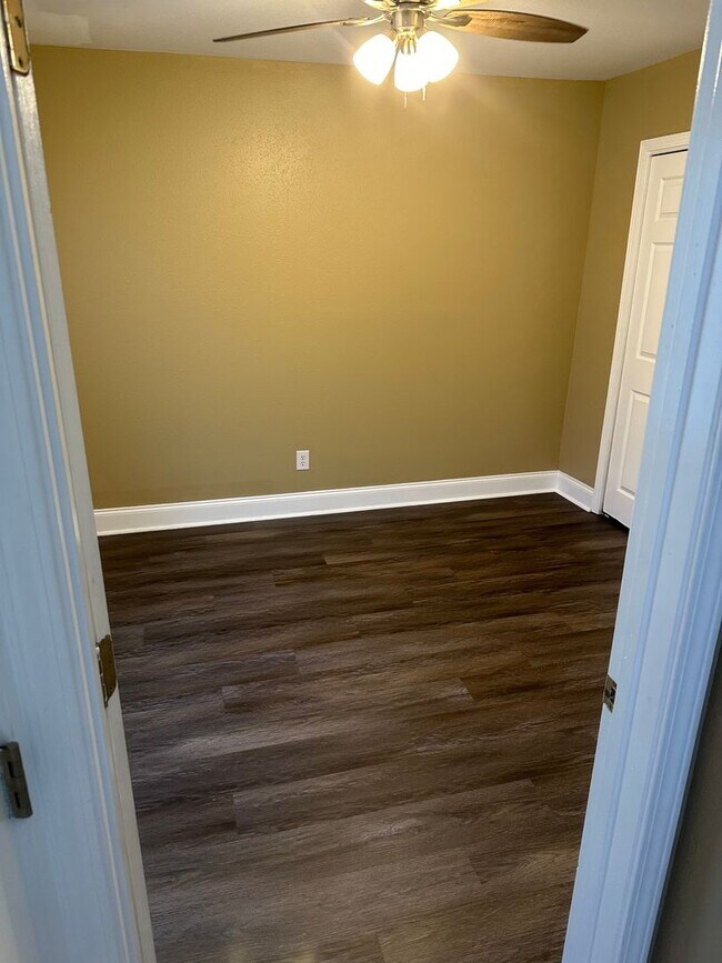 Building Photo - 3 Bedroom 2.5 Bath Townhouse