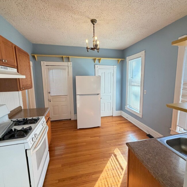 Building Photo - Spacious 4 Bedroom in Heritage Hill!