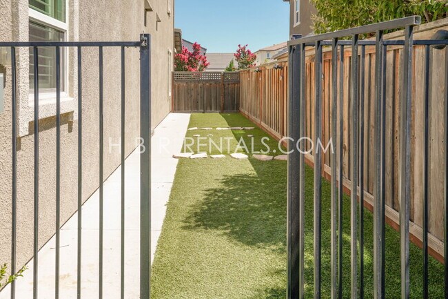 Building Photo - 906 River Bend Dr