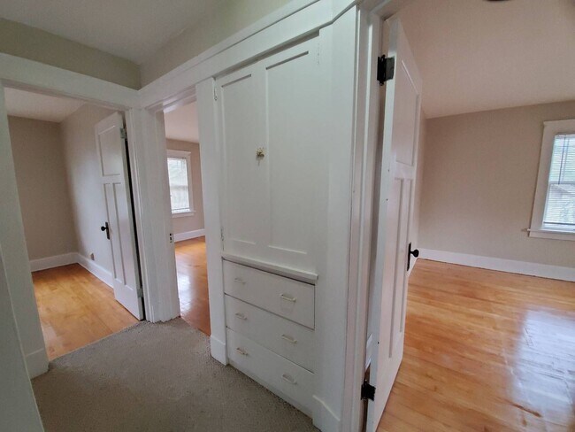 Building Photo - Immaculate 4 Bedroom Single Family with Central AC and Detached Garage, parking lane, and Large B...