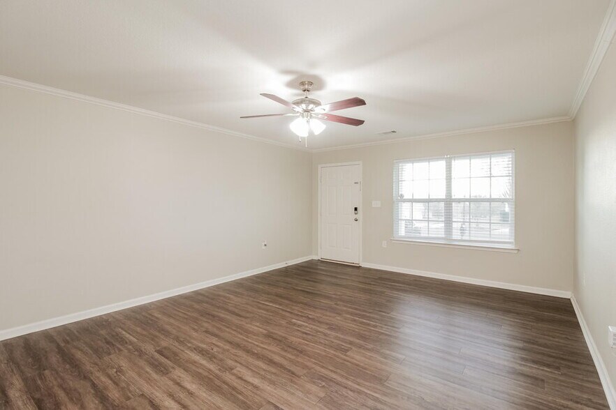 Building Photo - 1866 Eastway Dr