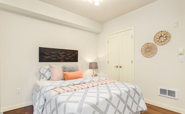 Building Photo - Beautiful 1 bed 1 bath Belltown!