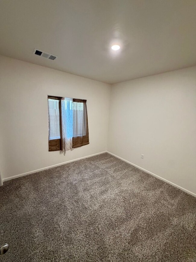 Building Photo - Make yourself at home in this delightful Delano single-family residence!