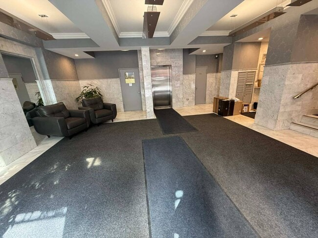 Building Photo - 305 W 13th St