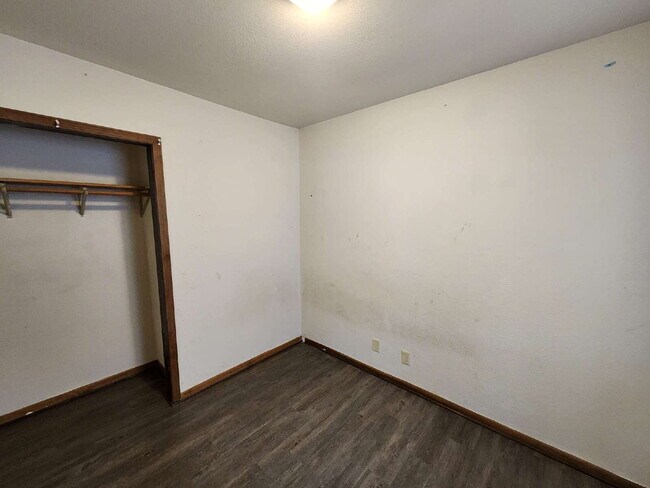 Building Photo - 2 Bedroom Lower with Garage
