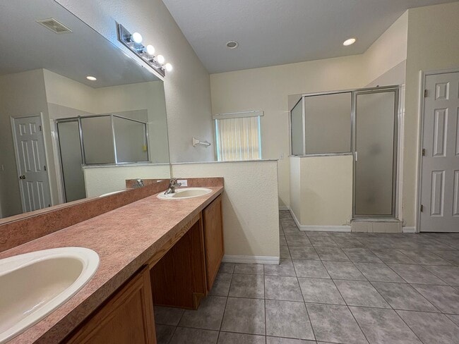 Building Photo - 2 Story Home. 3bed/3bath home/bonus room