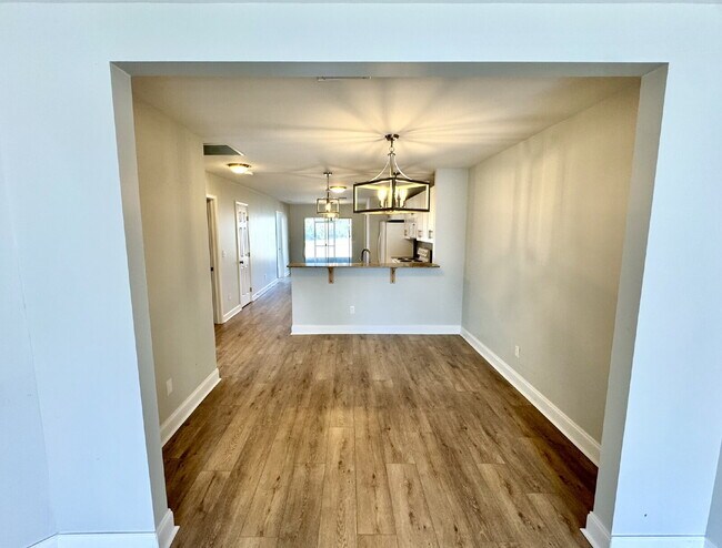 Building Photo - "Charming 2-Bed Oasis with 2 Full Baths in Prime Lynn Haven Location near Mosley High School"