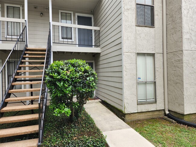 Building Photo - 17401 Red Oak Dr