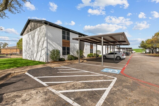 Building Photo - Your Charming 2/1 Apartment in Waxahachie Awaits - Perfect for a Small Family or Remote Worker! A...