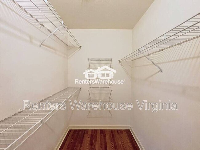 Building Photo - 352 Peace Haven Dr