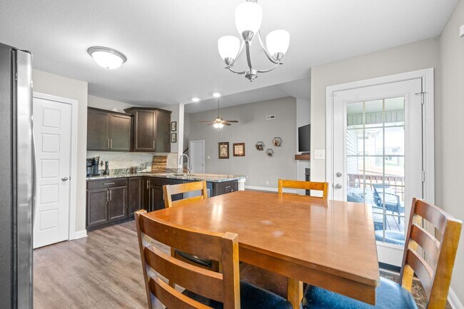 Building Photo - 3 Bed 2 Bath Home For Rent Near Downtown C...