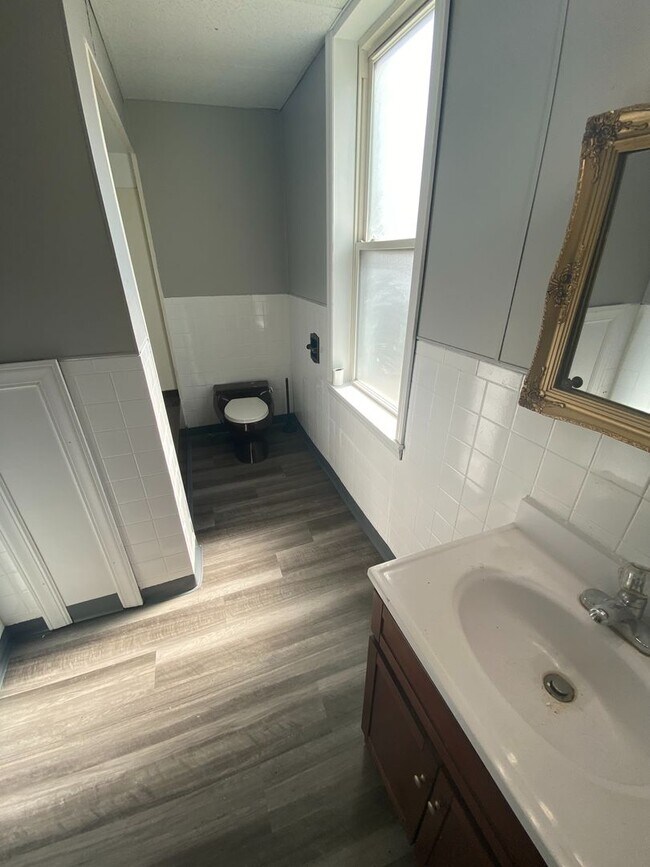 Building Photo - 2312 Eccles St