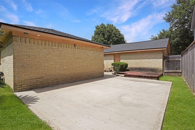 Building Photo - 17119 Mellow Ridge Dr